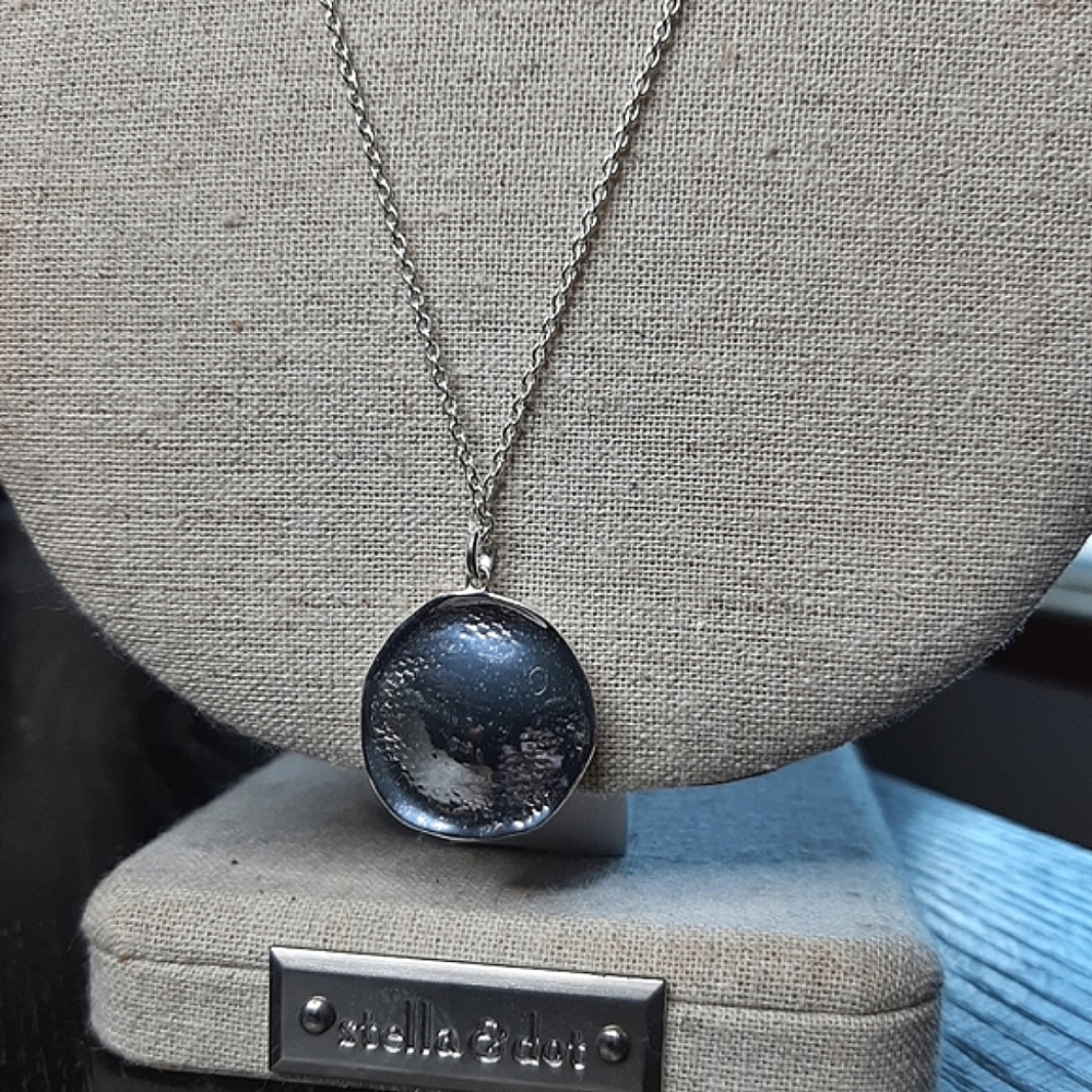 Stella & Dot silver pendant necklace versatile